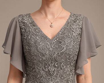 Neckline: V-Neck