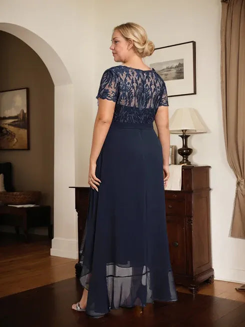 Robe de mère de la mariée asymétrique en mousseline de soie et dentelle, coupe trapèze, décolleté en V, avec nœud, volants et paillettes 