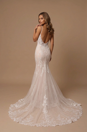 Elegant V-Neck White Lace Mermaid Wedding Dresses with Spaghetti Straps and Chapel Train