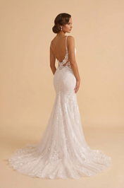Elegant V-Neck White Lace Mermaid Wedding Dresses with Spaghetti Straps and Chapel Train