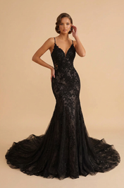 Elegant V-Neck White Lace Mermaid Wedding Dresses with Spaghetti Straps and Chapel Train