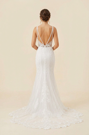 Elegant Spaghetti Strap White Lace Trumpet Wedding Dresses with V-Neck and Sweep Train