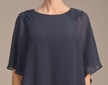 Neckline: Scoop