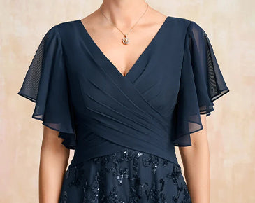 Neckline: V-Neck