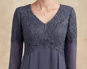 Neckline: V-Neck
