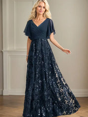 Robe de mère de la mariée trapèze, col en V, longueur au sol, en mousseline de soie et dentelle à sequins, avec plis 