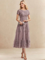 Robe de mère de la mariée coupe trapèze, longueur thé, en tulle et dentelle 