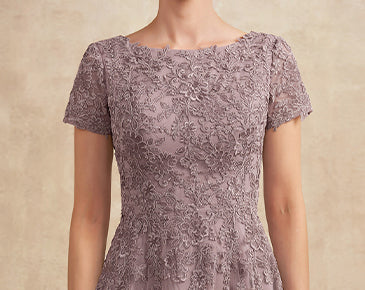 Neckline: Scoop