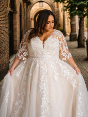 Half Sleeves Applique Wedding Dress Plus Size V Neck White Wedding Gown