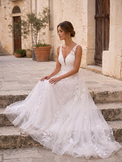 Elegant V-Neck Sleeveless A-Line Lace and Tulle Wedding Dress
