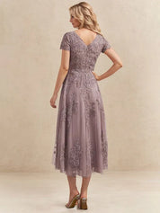 Robe de mère de la mariée coupe trapèze, longueur thé, en tulle et dentelle 