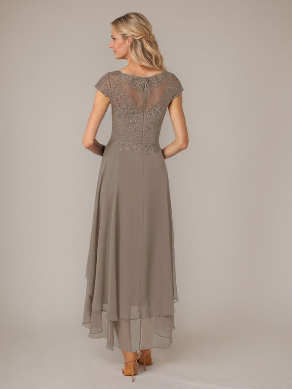 Robe de mère de la mariée asymétrique en mousseline de soie et dentelle, coupe trapèze, col bateau, effet illusion, avec plis appliqués 
