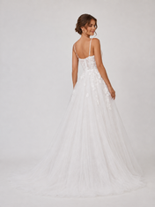 Elegant Sweetheart Lace Appliquéd Tulle A-Line Wedding Dress with Chapel Train