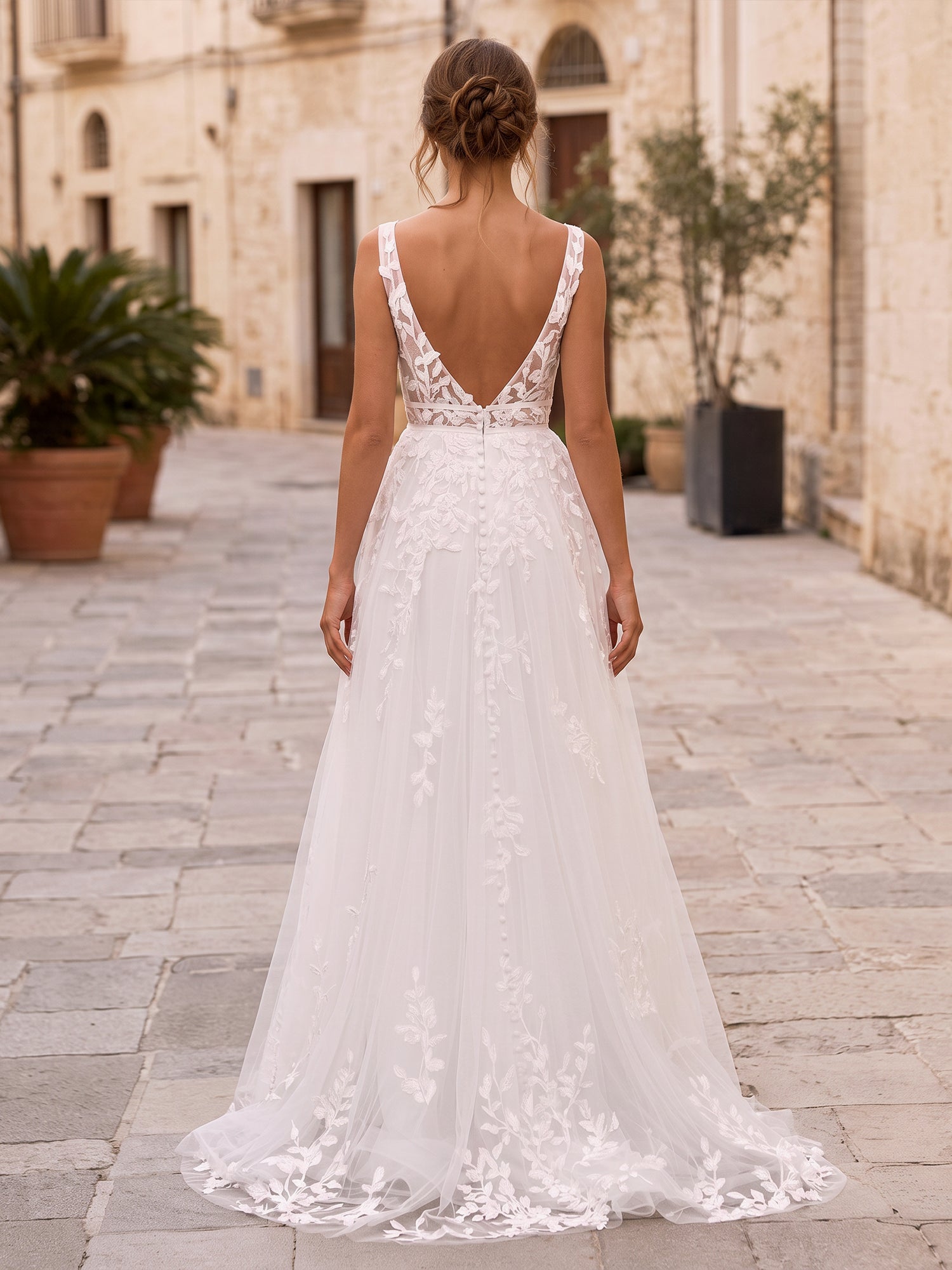 Elegant V-Neck Sleeveless A-Line Lace and Tulle Wedding Dress