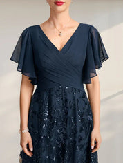 Robe de mère de la mariée trapèze, col en V, longueur au sol, en mousseline de soie et dentelle à sequins, avec plis 
