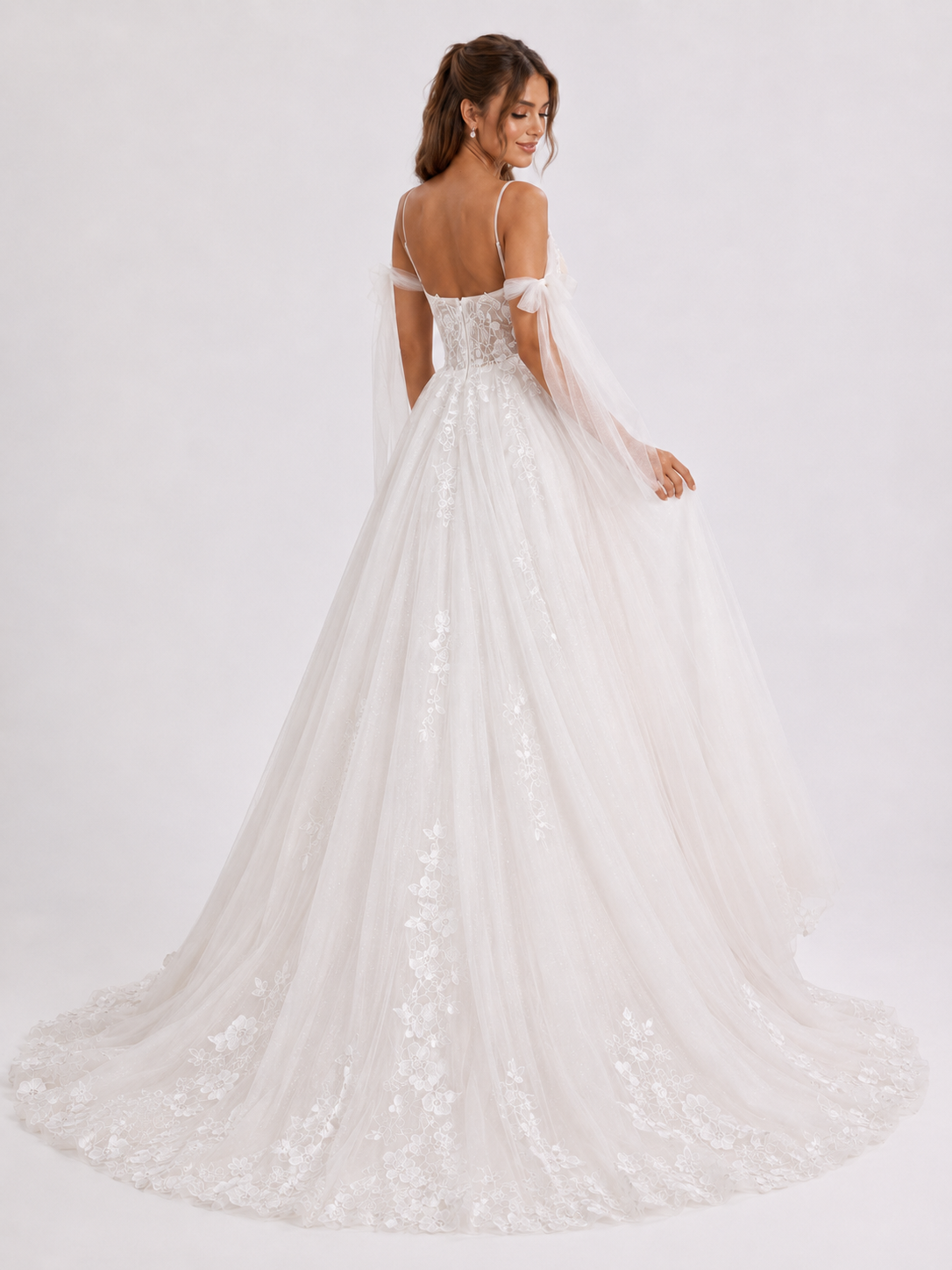 Elegant Sweetheart Lace Applique A-Line Wedding Dress with Detachable Sleeves and Chapel Train