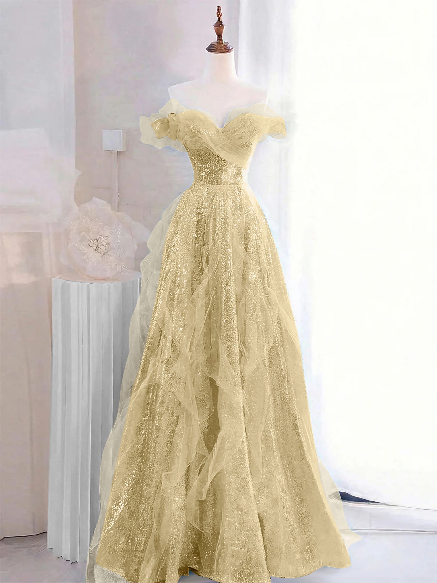 Fliederfarbenes schulterfreies Pailletten-Rüschen-Tüll-Boho-Ballkleid