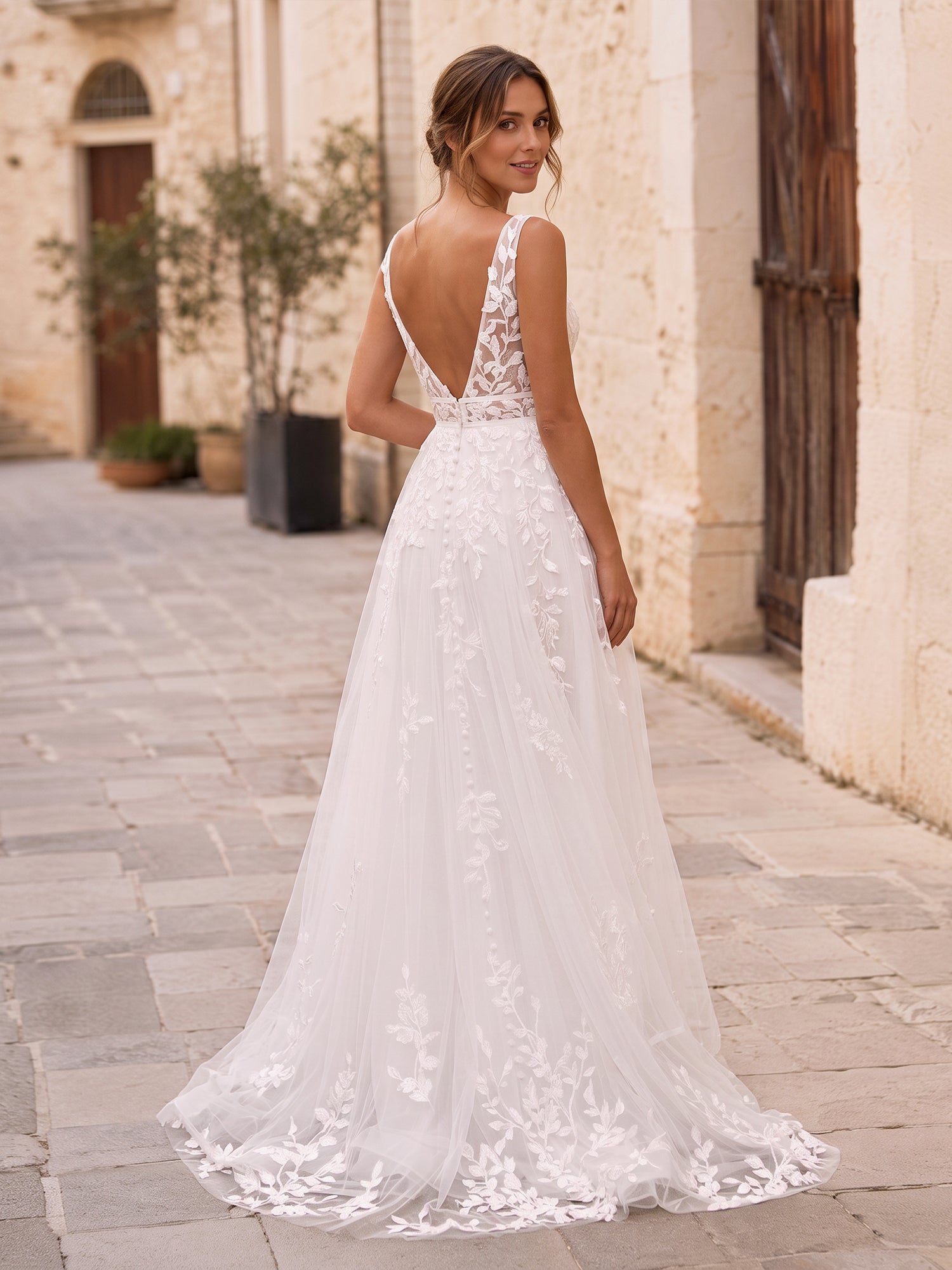 Elegant V-Neck Sleeveless A-Line Lace and Tulle Wedding Dress