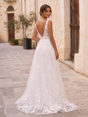 Elegant V-Neck Sleeveless A-Line Lace and Tulle Wedding Dress