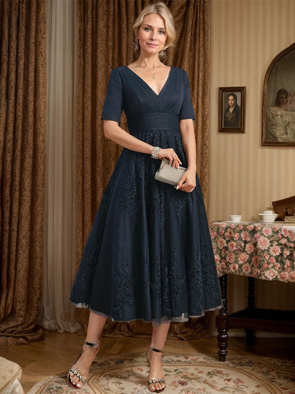 Robe de mère de la mariée trapèze, col en V, longueur genou, en tulle et dentelle, avec plis 