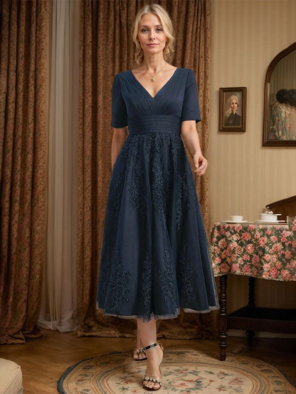 Robe de mère de la mariée trapèze, col en V, longueur genou, en tulle et dentelle, avec plis 