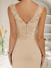 Robe en maille plissée champagne coupe trapèze avec décolleté en cœur 