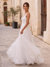 Elegant V-Neck Sleeveless A-Line Lace and Tulle Wedding Dress
