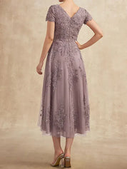 Robe de mère de la mariée coupe trapèze, longueur thé, en tulle et dentelle 