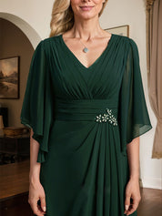 Robe de mère de la mariée fourreau/colonne, col en V, longueur au sol, en mousseline, avec paillettes plissées et perles 