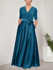 Robe de bal à décolleté surplis avec jupe ample en satin et corsage en jersey 