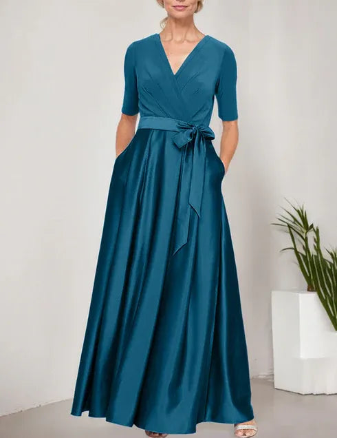 Robe de bal à décolleté surplis avec jupe ample en satin et corsage en jersey 