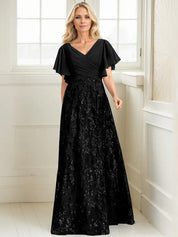 Robe de mère de la mariée trapèze, col en V, longueur au sol, en mousseline de soie et dentelle à sequins, avec plis 