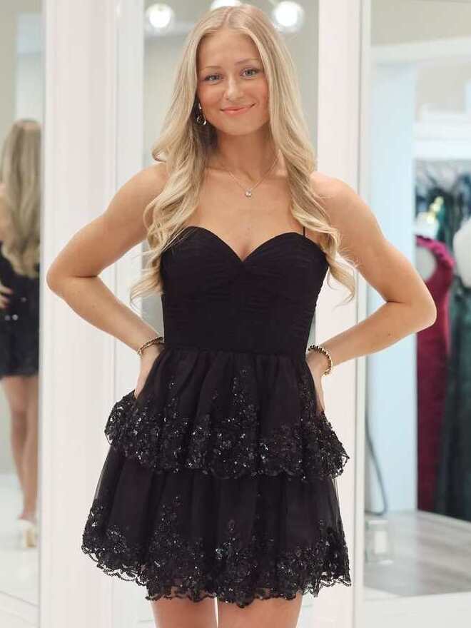 Black Sweetheart Neck Tiered Lace Short Homecoming Dress