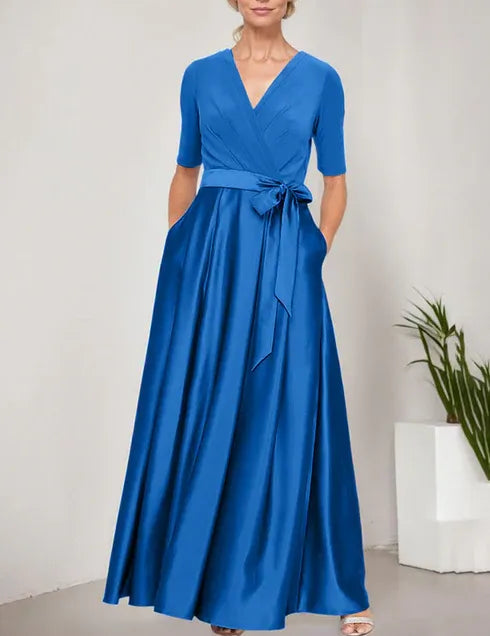 Robe de bal à décolleté surplis avec jupe ample en satin et corsage en jersey 
