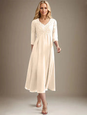 Robe de mère de la mariée trapèze, col en V, longueur genou, en mousseline de soie et dentelle, avec perles 