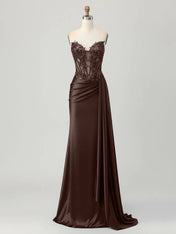 Trägerloses Ballkleid mit Illusion-Korsett und Satinskirt