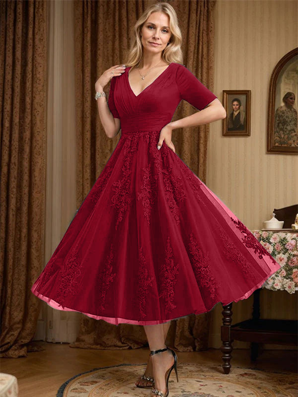 Robe de mère de la mariée trapèze, col en V, longueur genou, en tulle et dentelle, avec plis 