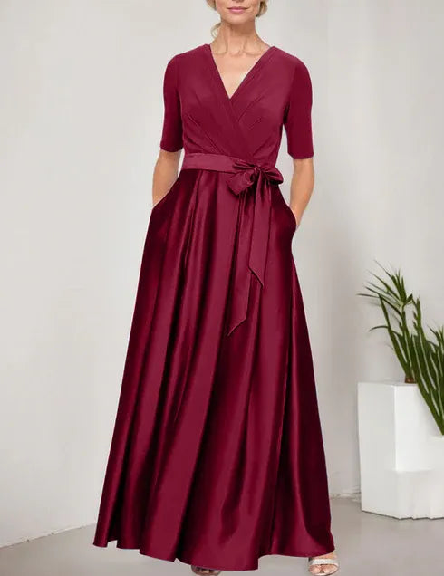 Robe de bal à décolleté surplis avec jupe ample en satin et corsage en jersey 