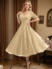 Robe de mère de la mariée trapèze, col en V, longueur genou, en tulle et dentelle, avec plis 