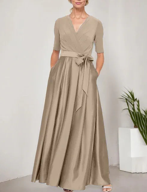 Robe de bal à décolleté surplis avec jupe ample en satin et corsage en jersey 