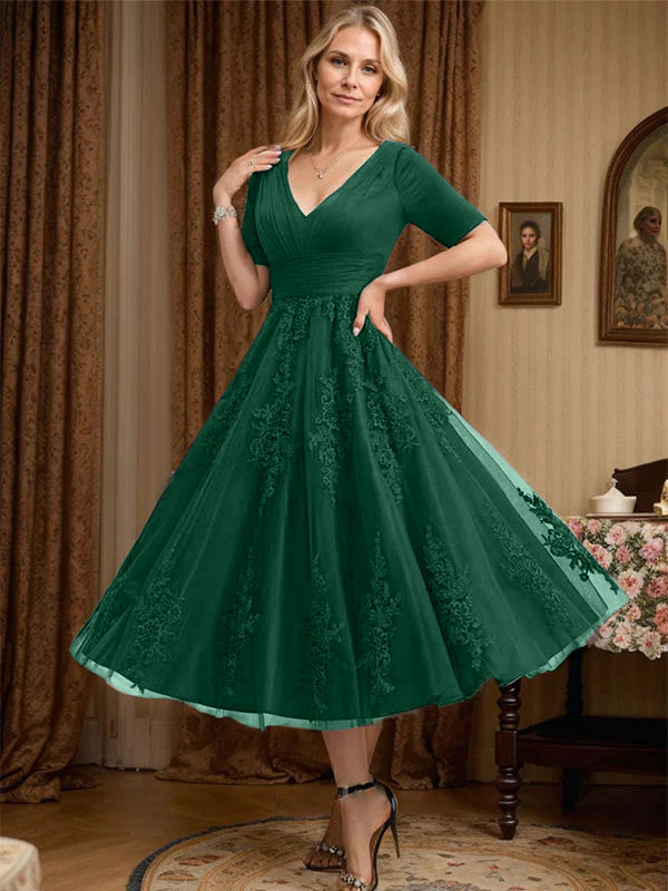 Robe de mère de la mariée trapèze, col en V, longueur genou, en tulle et dentelle, avec plis 