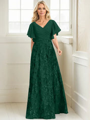 Robe de mère de la mariée trapèze, col en V, longueur au sol, en mousseline de soie et dentelle à sequins, avec plis 