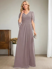 Robe longue bleu marine foncé à col en V et coupe trapèze pour mère de la mariée 