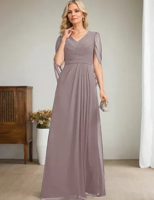 Robe longue bleu marine foncé à col en V et coupe trapèze pour mère de la mariée 