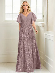 Robe de mère de la mariée trapèze, col en V, longueur au sol, en mousseline de soie et dentelle à sequins, avec plis 