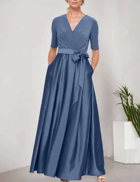 Robe de bal à décolleté surplis avec jupe ample en satin et corsage en jersey 