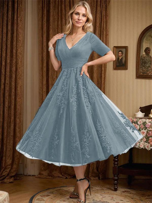 Robe de mère de la mariée trapèze, col en V, longueur genou, en tulle et dentelle, avec plis 