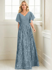 Robe de mère de la mariée trapèze, col en V, longueur au sol, en mousseline de soie et dentelle à sequins, avec plis 