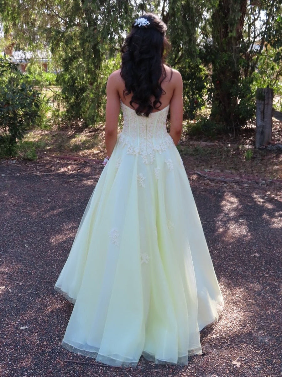 ElegantYellowStraplessA-LinePromDresswithLaceAppliques_2.jpg