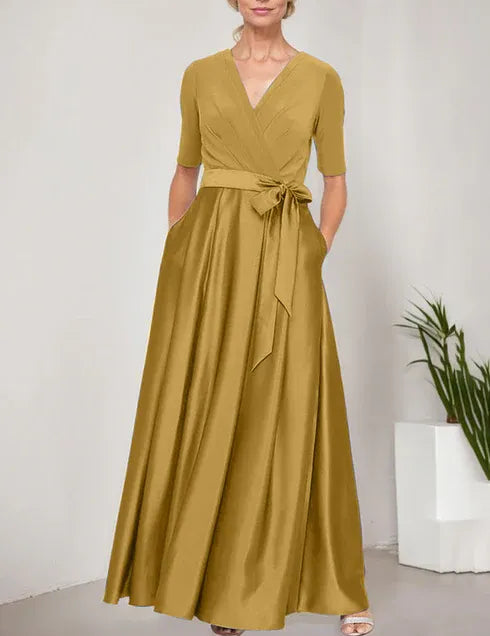 Robe de bal à décolleté surplis avec jupe ample en satin et corsage en jersey 
